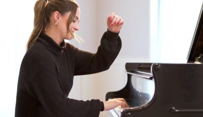 Flight of the Bumblebee by Rimsky-Korsakov – Performed by Marnie Laird